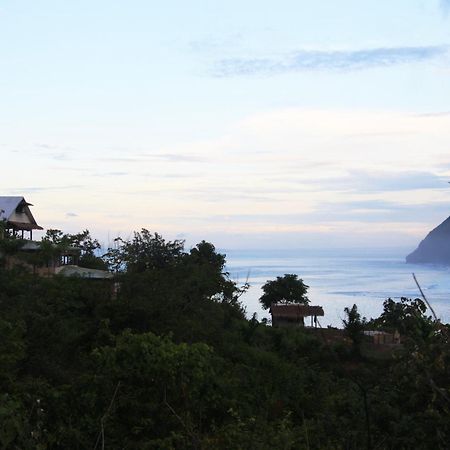 Merdeka House Maluk Exterior photo