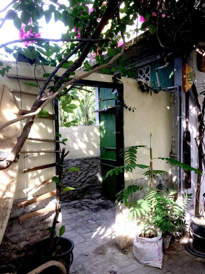Merdeka House Maluk Exterior photo