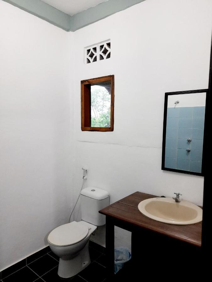 Merdeka House Maluk Exterior photo