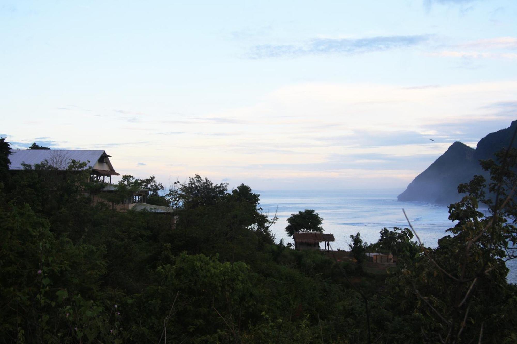 Merdeka House Maluk Exterior photo