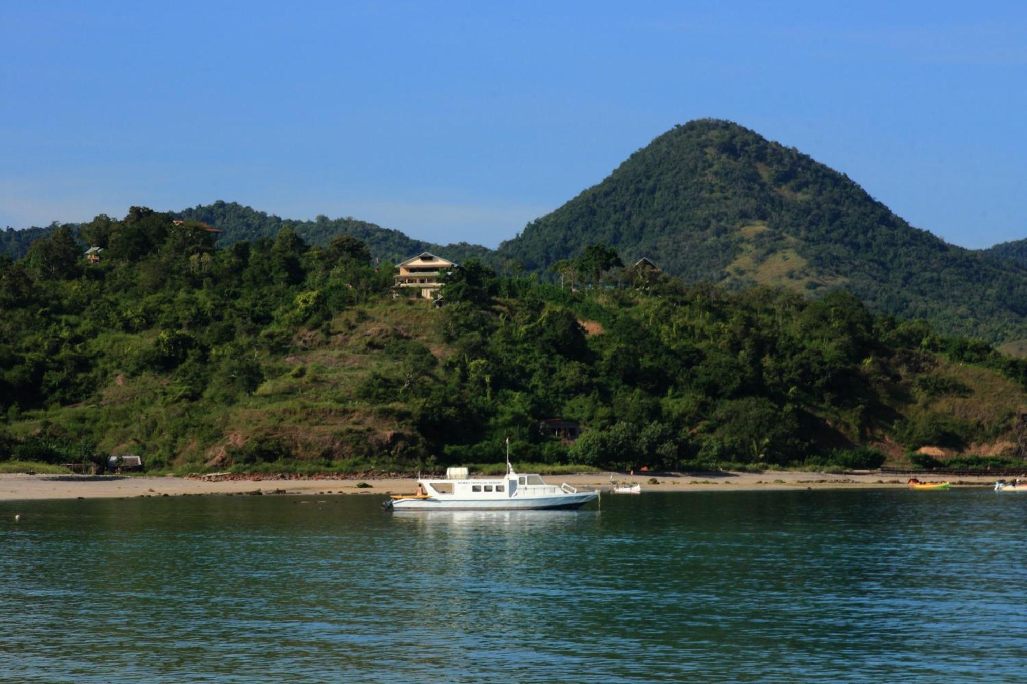Merdeka House Maluk Exterior photo