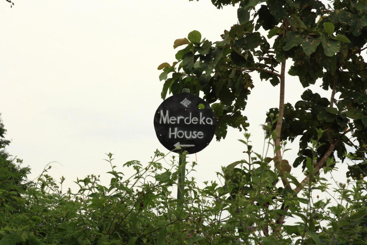Merdeka House Maluk Exterior photo